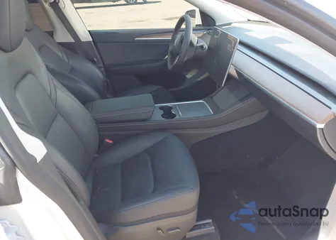 2024 Tesla Model Y Long Range Dual Motor All-Wheel Drive z USA, uszkodzony, nr VIN 7SAYGDEE0RF160178